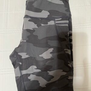 Sweaty Betty XS power 7/8 camo gray